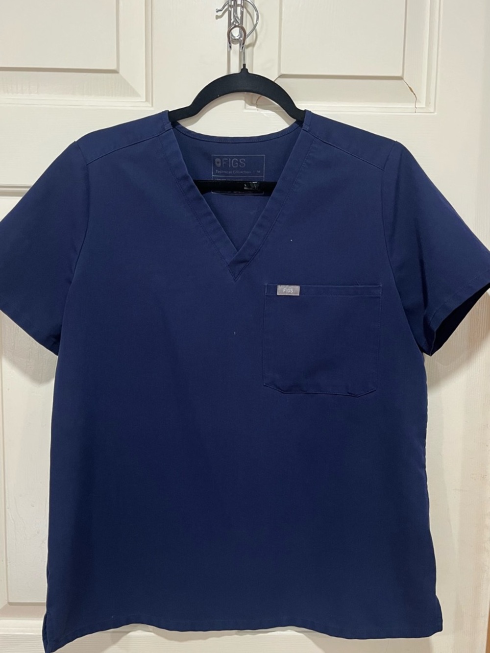 FIGS Scrub Set -Women’s Medium Jogger Style pants & Catarina Onepocket Scrub Top